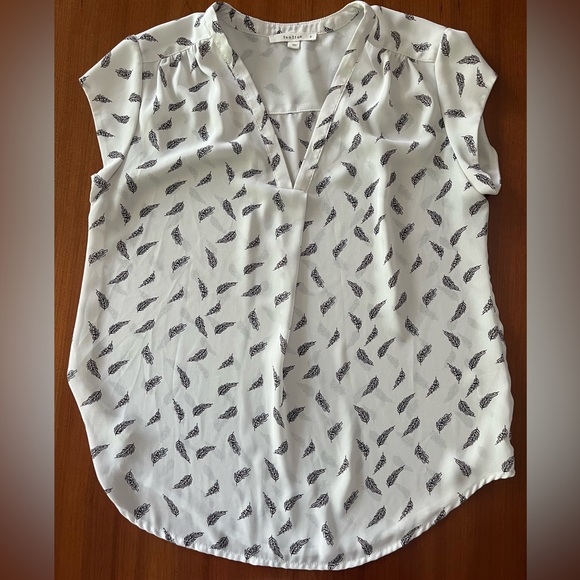 fun 2 fun Tops - 🕊 fun2fun Feather Print Blouse – Women’s Small | White & Black